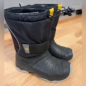 Kids Keen snow boots